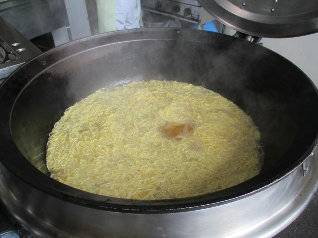 めんを揚げている様子