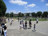 休み時間　たくさんの子供たちが遊んでいました