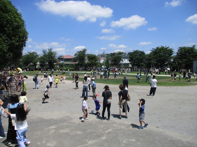 休み時間　たくさんの子供たちが遊んでいました