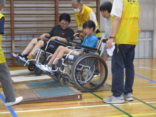 段差を乗り越えるときに「こわーい！」