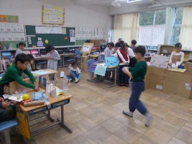 オモチャを作って１年生を楽しませます。