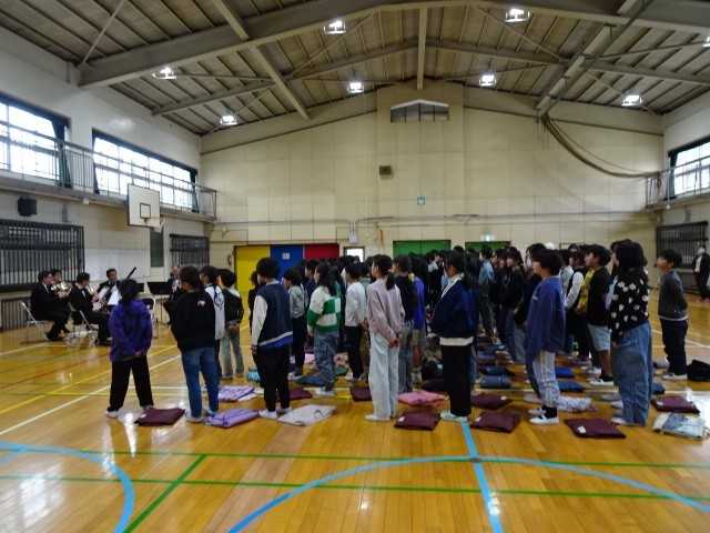 演奏に合わせ校歌を歌っている様子