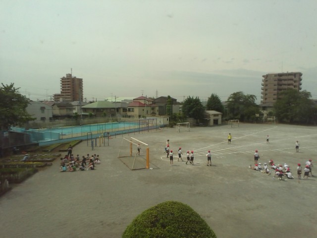 ソフトボール投げをしています。