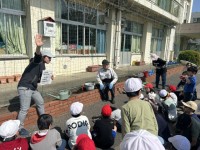 地域の八木さんに説明をいただいています