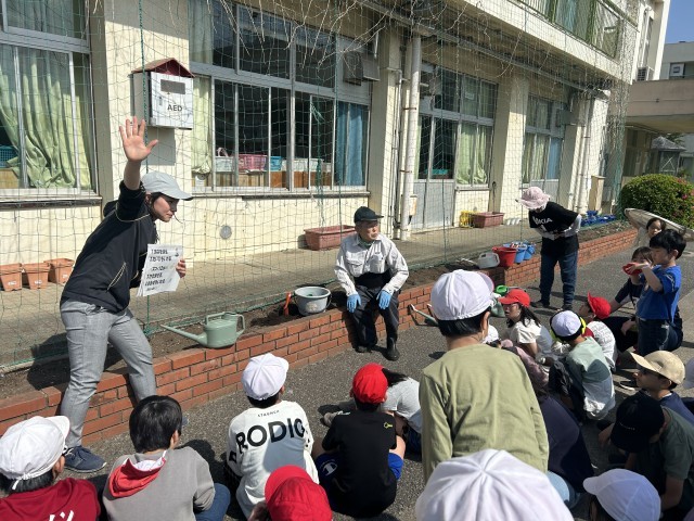 地域の八木さんに説明をいただいています