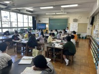 落ち着いて授業を受けています。