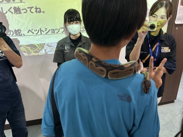 喜んで首に巻いています