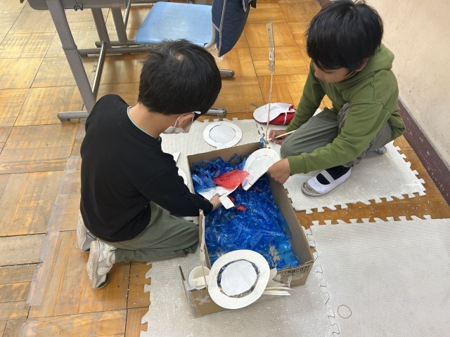 紙の金魚をお皿を使って