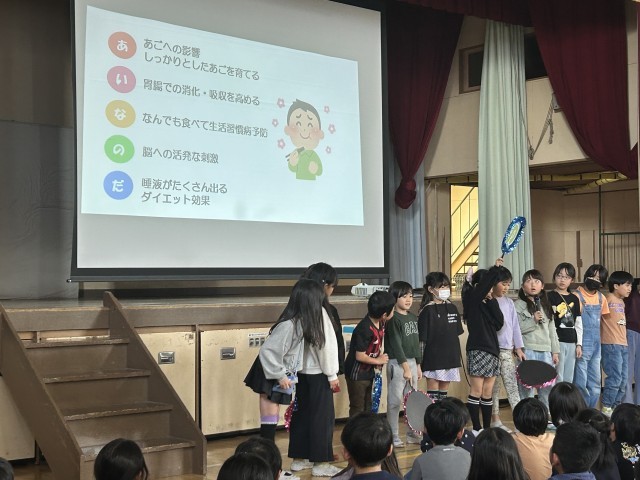 カミカミソングを発表