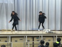 足でフラフープ回し