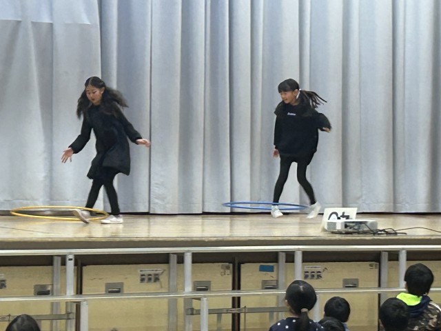 足でフラフープ回し