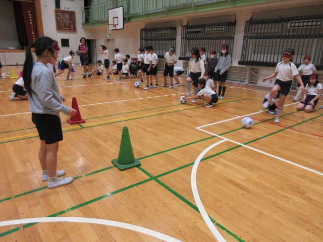コーンをめがけて