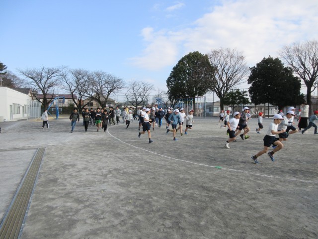 校庭を走る子供たち