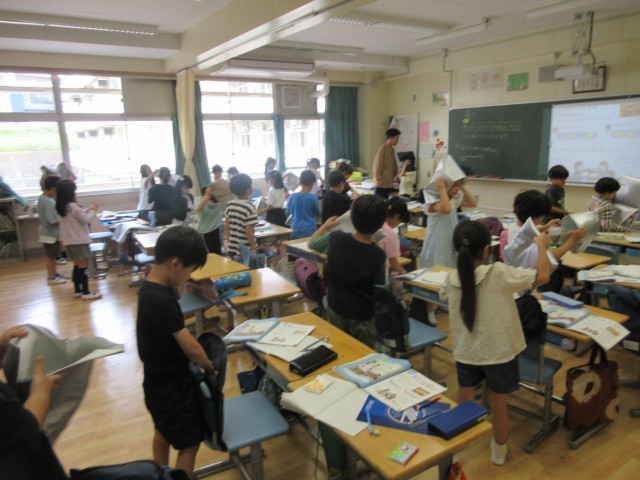教室で防災頭巾をかぶっています
