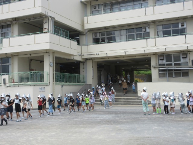 校庭へ出てくる子供たち