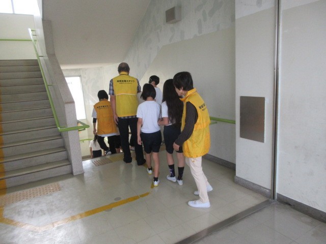 階段を下ります