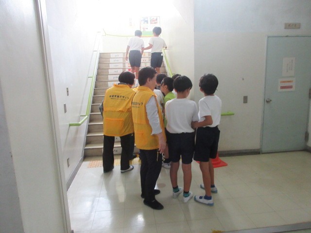 階段を上ります