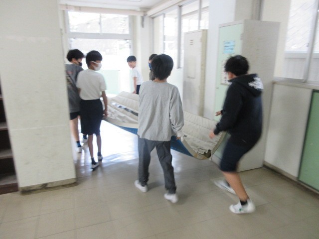 マットを体育館に