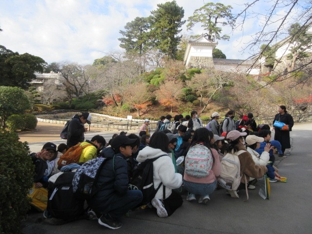 小田原城の前で