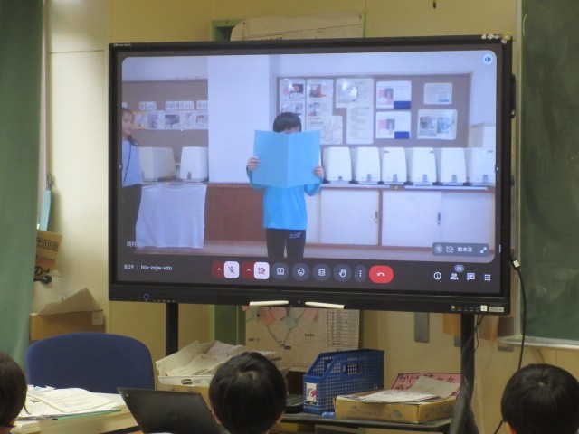 教室で聞いています