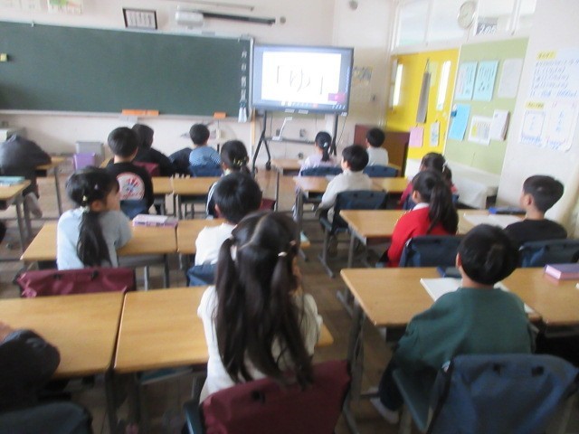 教室で聞く子供たち