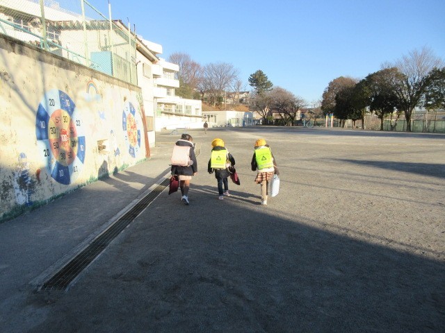 登校する子供たち