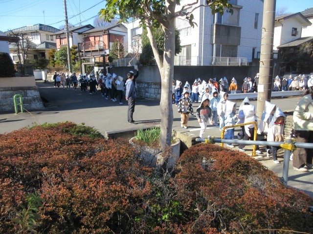 整然と歩いています