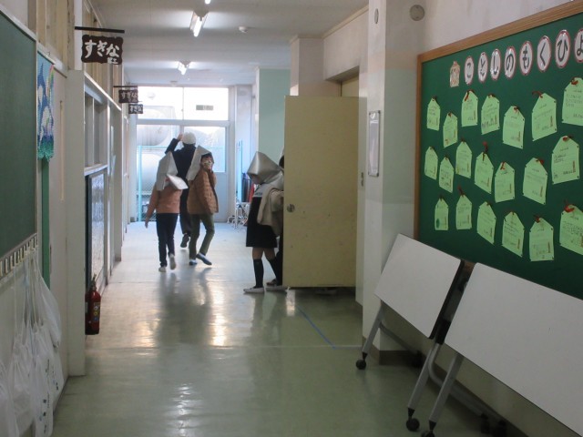 くぐり戸を抜けて避難