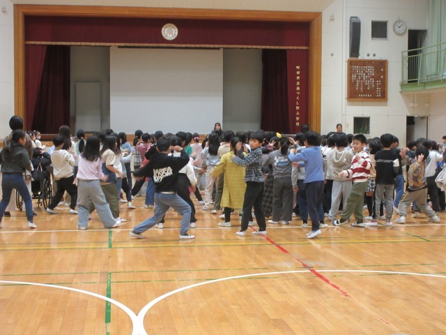 ３年生　６年生を送る会の練習