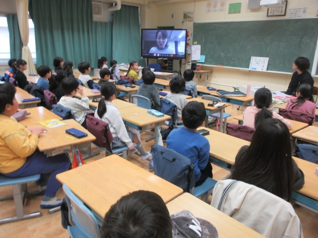 教室で聞いています