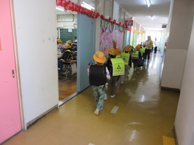 廊下から並んで出ます