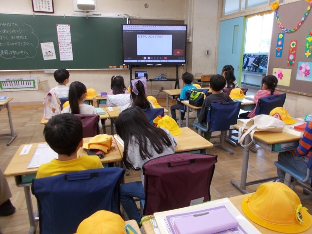 静かに聞く1年生