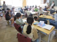 放送を聞く子供たち