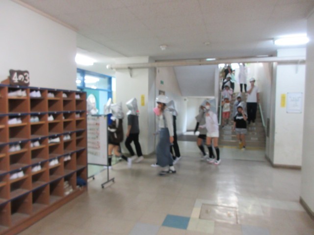 階段を通って避難