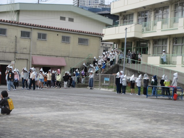 校庭に集まります