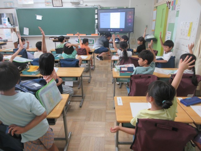 正解だと思う番号に手を挙げています