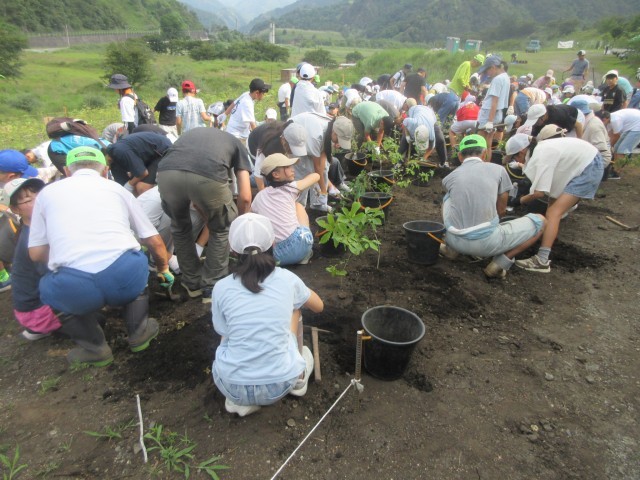 水をかけ植樹終了