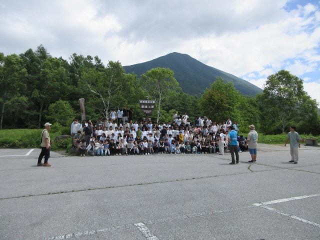 男体山をバックに学年集合写真