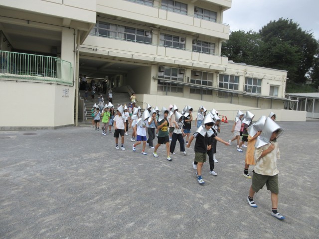 校庭へ