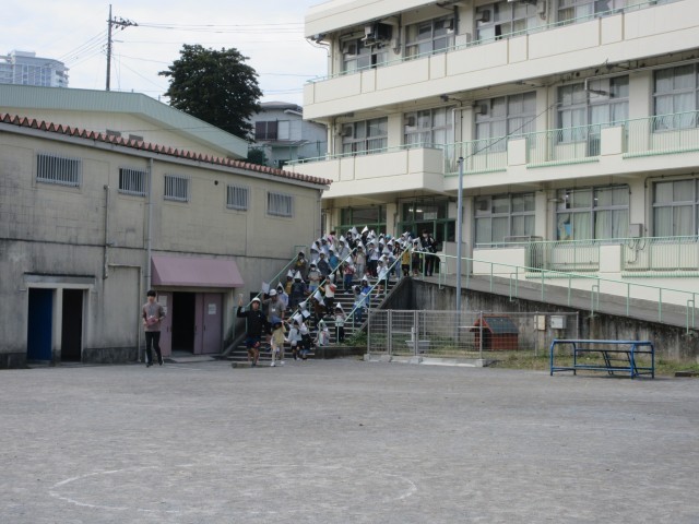 校舎から避難