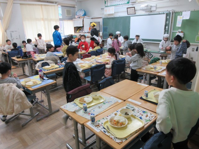 給食の配膳