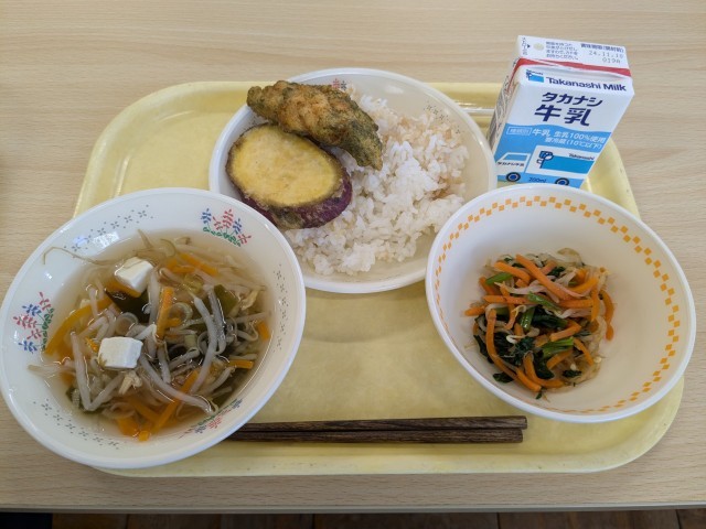 当日のメニュー。二色天丼、おかか和え、あさり入りすまし汁、牛乳