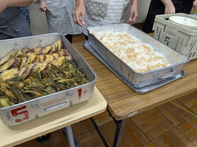 配膳の様子。二色天丼はご飯と天ぷらが分かれて缶に入ってくる。