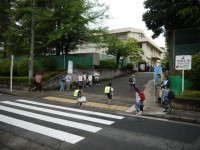 正門前