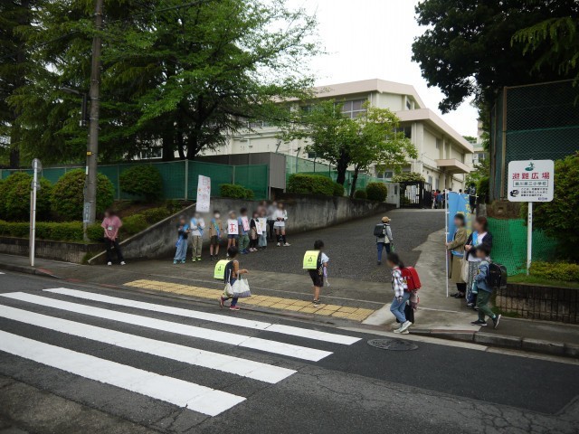 正門前