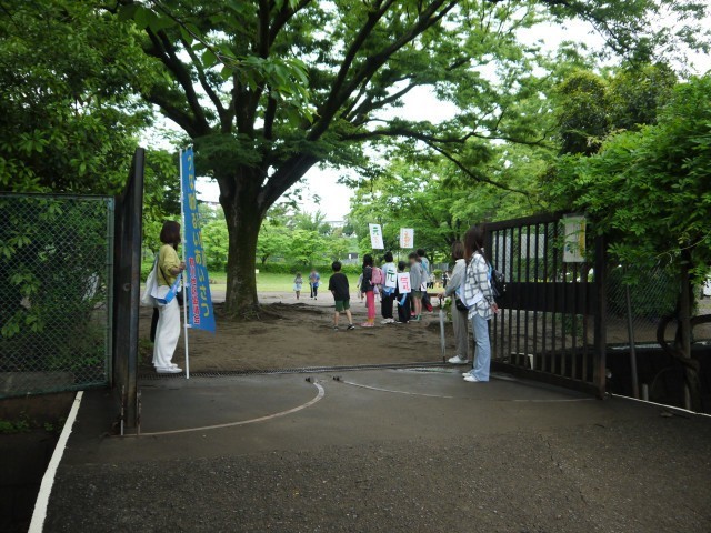 西門前・保護者の方々