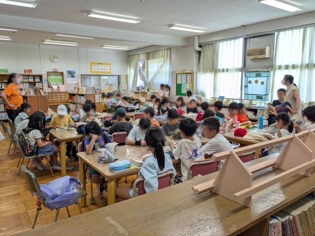 待機場所　図書室での様子