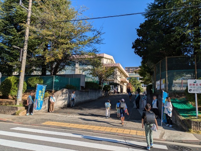 正門前での挨拶の様子