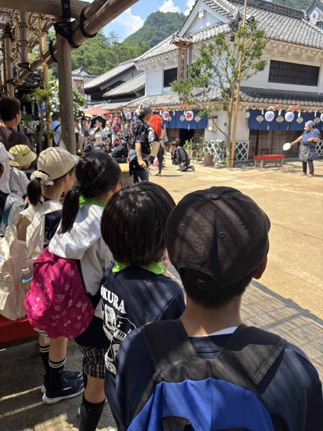 街の様子を楽しんでます