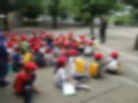 出発前のお話を聞く様子